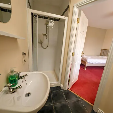 Holiday home Large 4 Bedroom 5 Bathroom