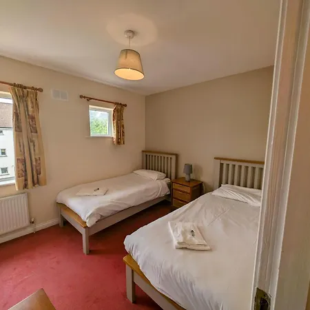 Vakantiehuis Large 4 Bedroom 5 Bathroom *