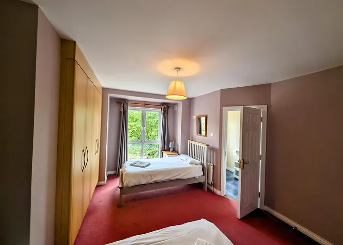 Large 4 Bedroom 5 Bathroom * Galway