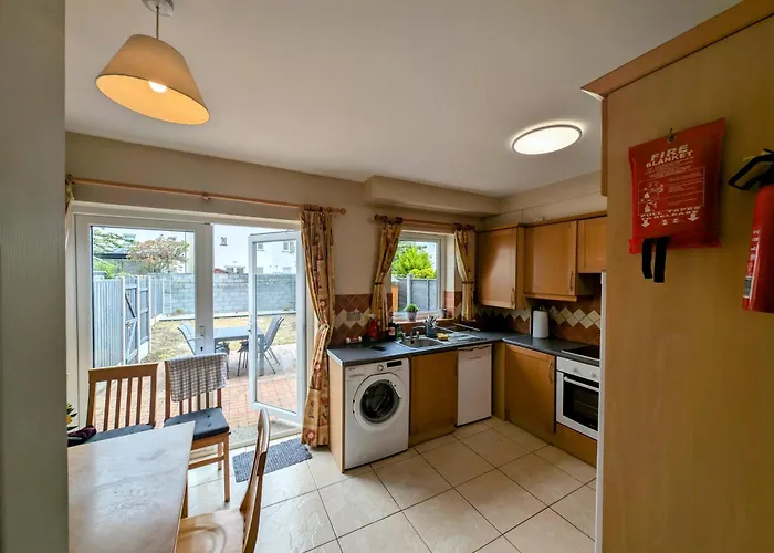 בית נופש Large 4 Bedroom 5 Bathroom *