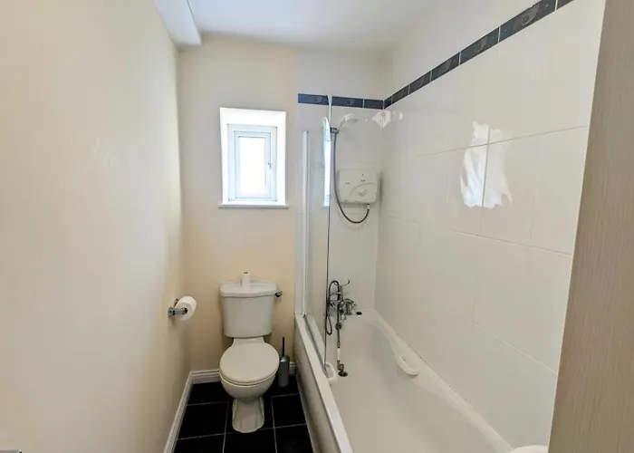 Large 4 Bedroom 5 Bathroom בית נופש